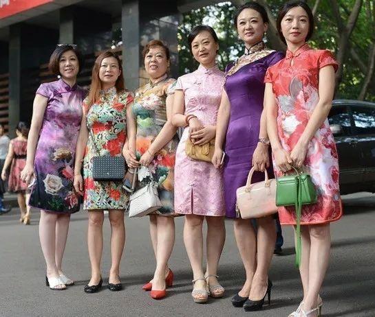 旗袍丝袜熟女母亲,母亲角色的时尚演绎