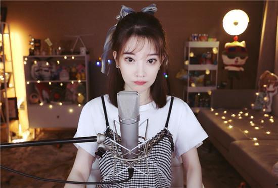 穿白丝袜腿视频,白丝袜美腿视频魅力瞬间